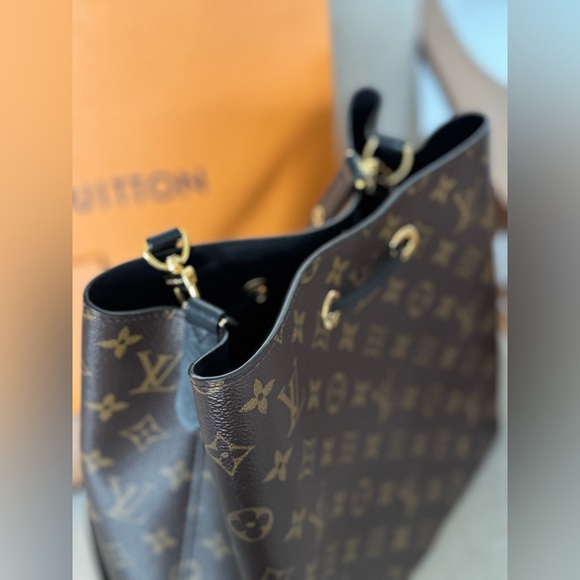 Louis Vuitton | NéoNoé MM Bucket Bag in Monogram - Picture 8 of 16
